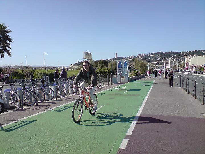 2008-04-05_16h42m45.jpg - Tiens, un cycliste...