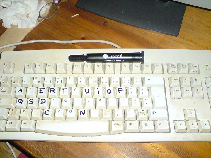 2008-04-23_11h24m03.jpg - ... mais le clavier « customisé » !