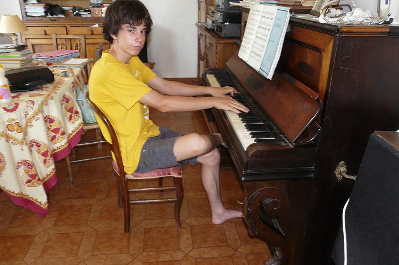 2008-07-29_12h07m01.jpg - Adrien au piano