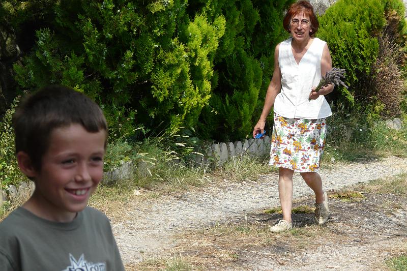 2008-07-29_16h07m33.jpg - Martine nous cueille un petit bouquet