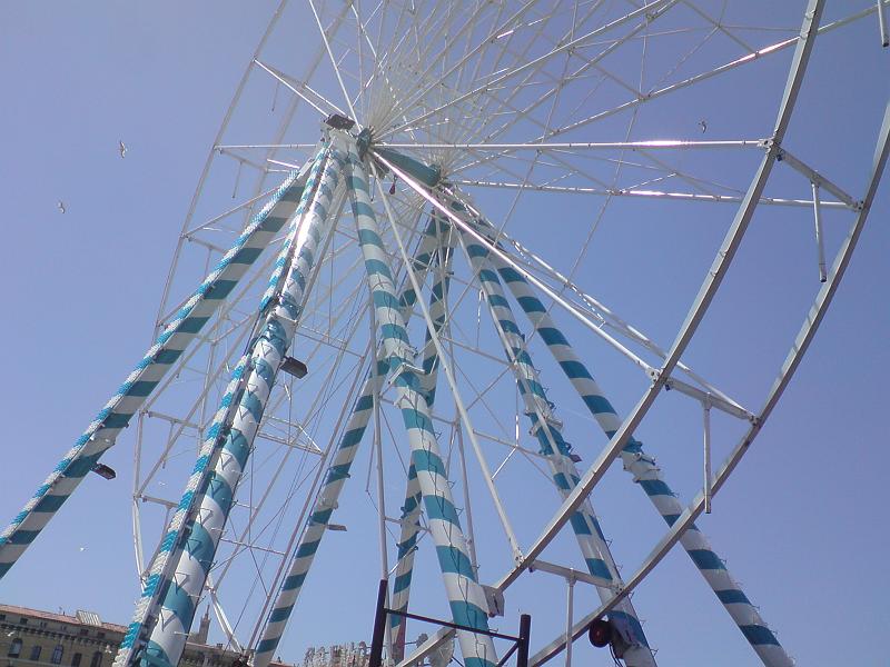 2009-06-21_12h38m54.jpg - Montage de la grande roue sur le Vieux Port
