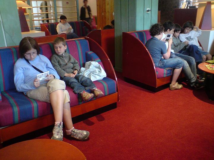 2008-07-13_12h21m09.jpg - Le salon de lecture et ses petits lecteurs...