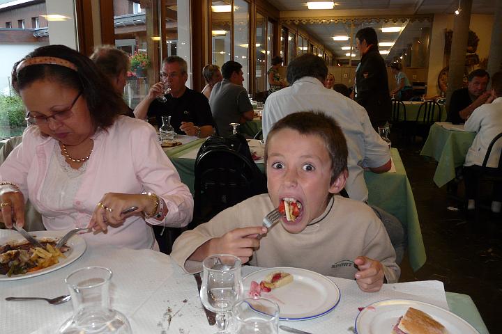 2008-07-14_20h06m41.jpg - La marche, ça ouvre l'appétit !