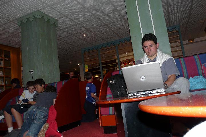 2008-07-14_21h19m34.jpg - Le salon de lecture est aussi le spot Wi-Fi